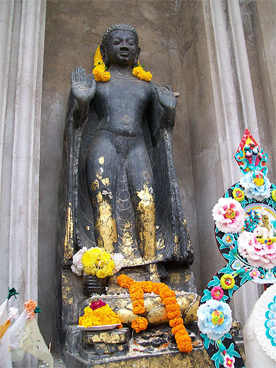 Statue et offrandes