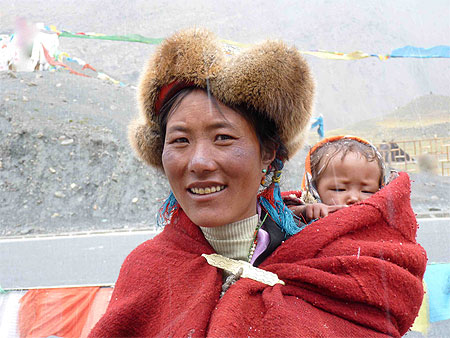 Femme nomade et son bébé