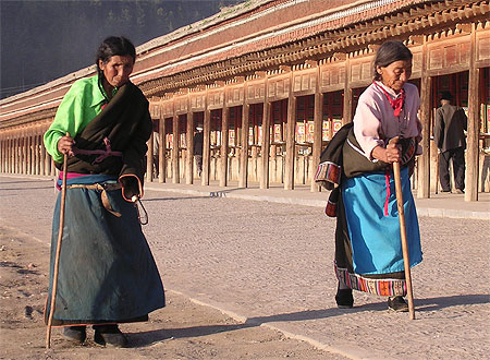 Femmes en pèlerinage à Labrang