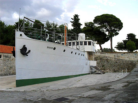 Et un demi-bateau, un !