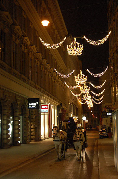 Calèche au centre et éclairage de Noël