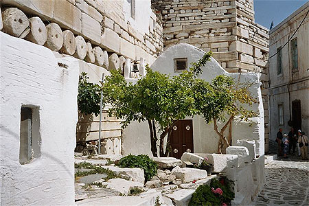 Chapelle sous les vieilles murailles