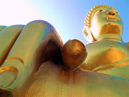 Sur une colline un grand Bouddha