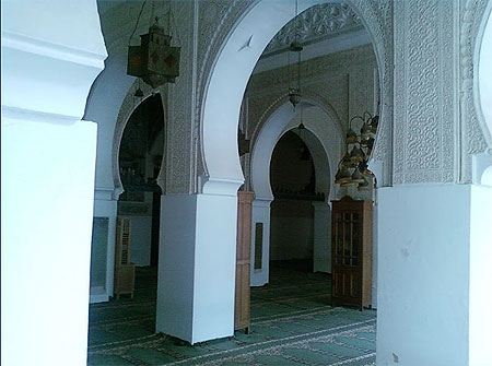 A l'intérieur de la mosquée de Sidi Boumediene