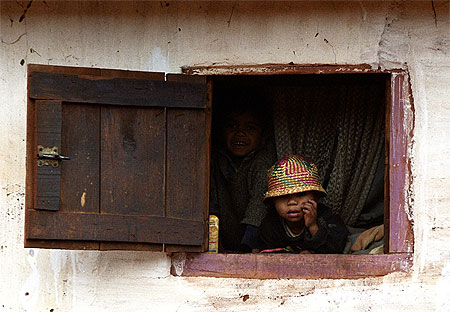 Enfants à la fenêtre