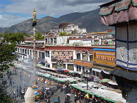 Vue sur le Potala du Monastère de Jokhang