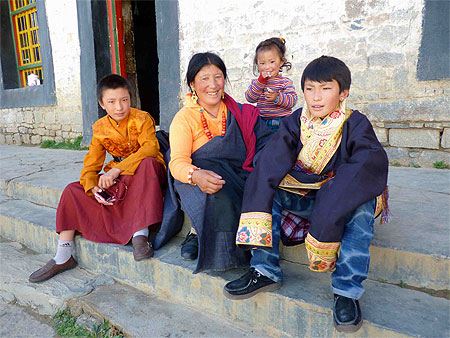 En pèlerinage avec ses enfants au Monastère de Samyé