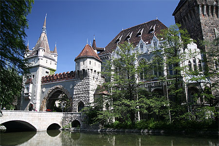 A l'entrée du château