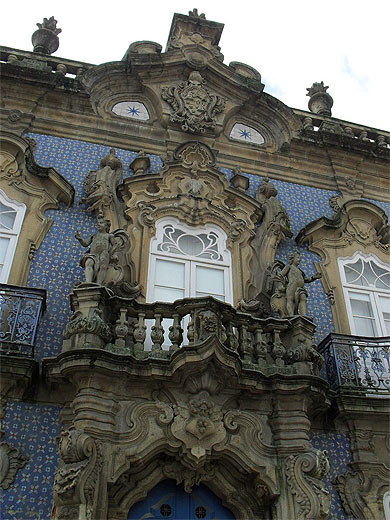 Ancien hôpital : détail de la façade décorée