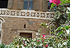 Fleur et façade du Dar al Hadjar