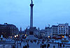 Trafalgar Square en hiver, illuminé d'un lueur bleutée