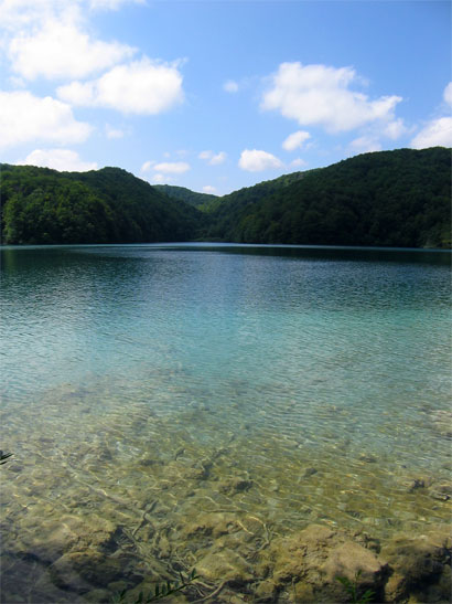 Eau translucide sur le Jezero Kozjak