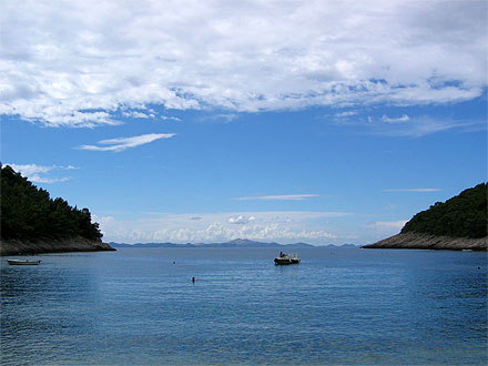 Vue depuis la plage Pupnatska Luka