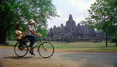 V�lo devant le temple de Bayon