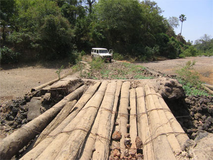 Ce pont fragile fait office de Fronti�re