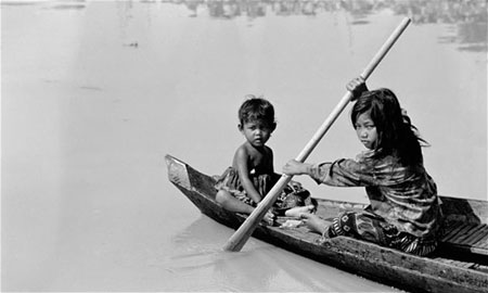 Enfants en pirogue sur la rivi�re Tonle Sap