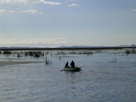 Embarcation vers les �les des Uros