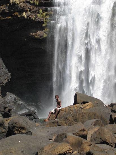 Enfant devant une cascade
