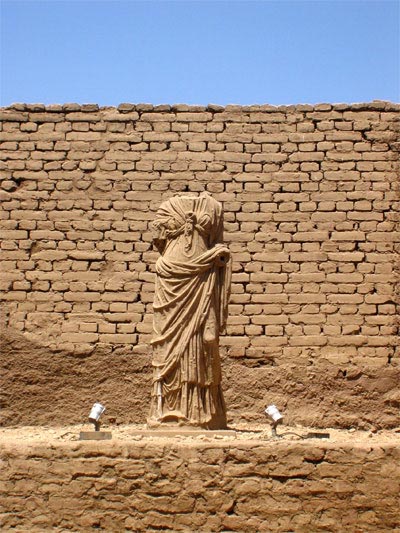 Statue d�capit�e au Temple de Louxor