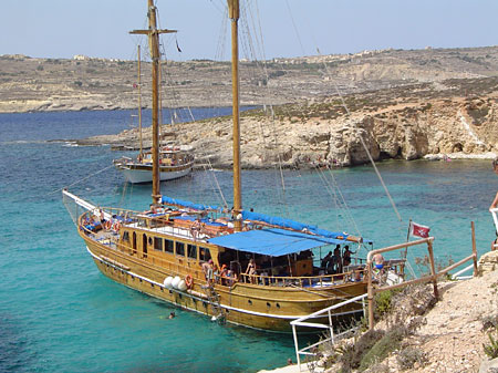 Bateau sur le lagon bleu