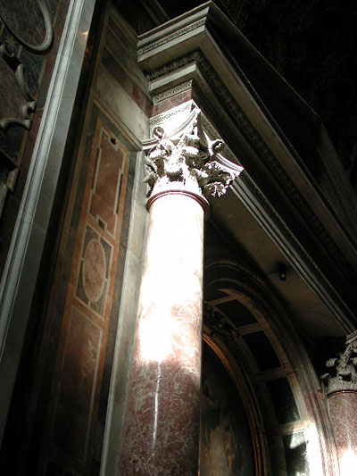 Colonne dans la basilique Saint-Pierre