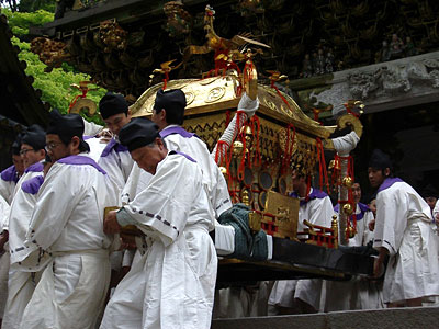 Sortie de mikoshi du sanctuaire de Toshogu