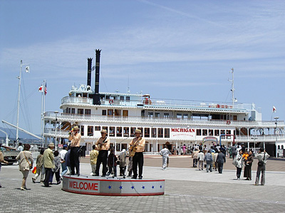 Un orchestre de jazz et un steamboat �gar�s au Japon