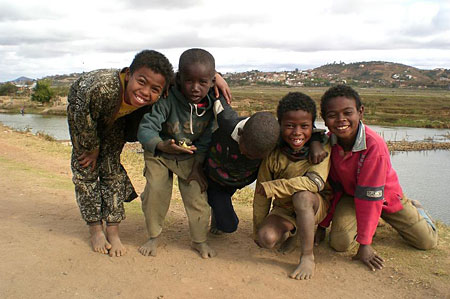 Enfants de la digue sur la route d'Ivato