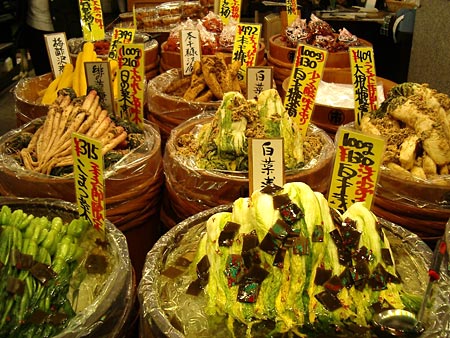 Etal de l�gumes marin�s au march� de Nishiki