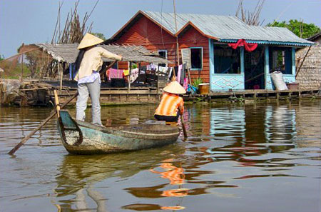 Les femmes font leurs courses en pirogue 
