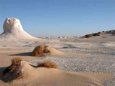 Le soleil descend doucement sur le d�sert entre Siwa et Farafra