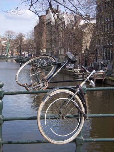 De l'art de garer son v�lo pr�s des canaux