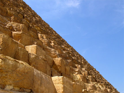 De pr�s, les pyramides sont loin d'�tre lisses