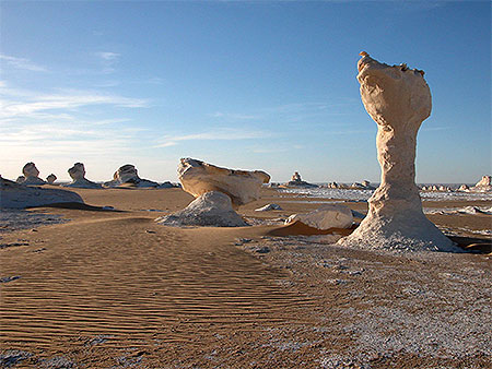 Sable et rochers d�corent le paysage entre Siwa et Farafra