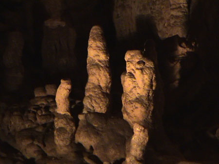 Stalagmites des Grotte des Moidons � Molain