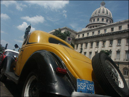 Voiture ancienne devant Partagas