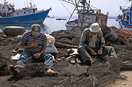Ravaudage des filets au port d'Alger