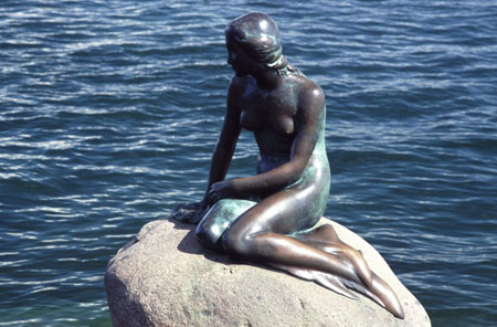 La petite sir�ne � l'entr�e du port
