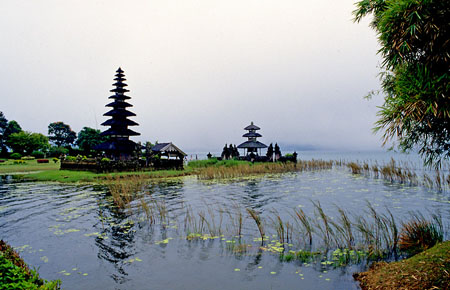 Le Lac Bratan dans la brume