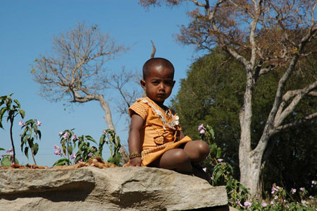 Enfant sur caillou