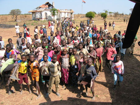 Enfants � l'arriv�e d'un avion