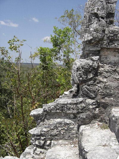 Sommet de la pyramide de Coba