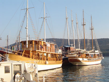 Bateaux de croisi�re � Cres