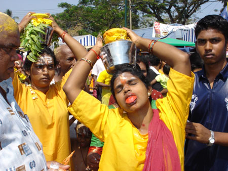 Yellow women � Batu caves