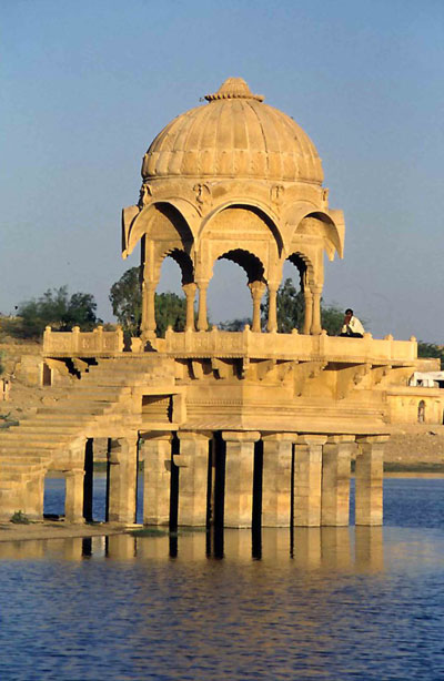 Coucher de soleil au lac Gadi Sagar