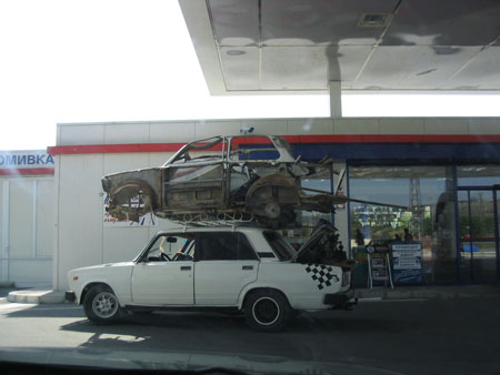 Auto-rechange dans une station service � Sumen
