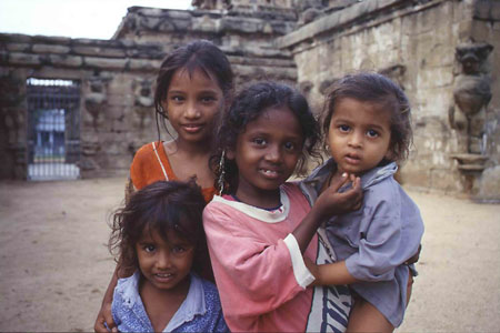 Enfants dans un temple