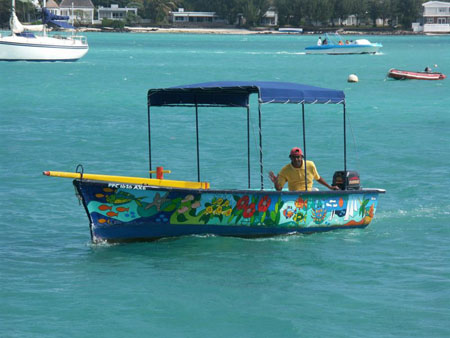 Un mauricien navigue sur Grand Baie