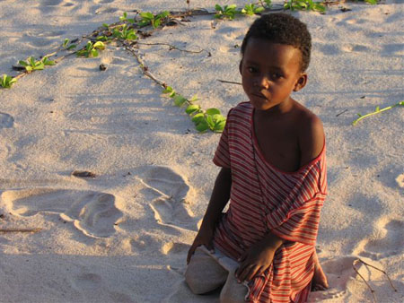 Regard sombre sur sable blanc � Antalaha