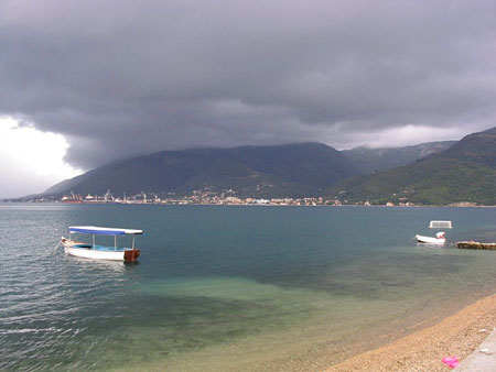 Ciel de pluie sur le golfe � Tivat